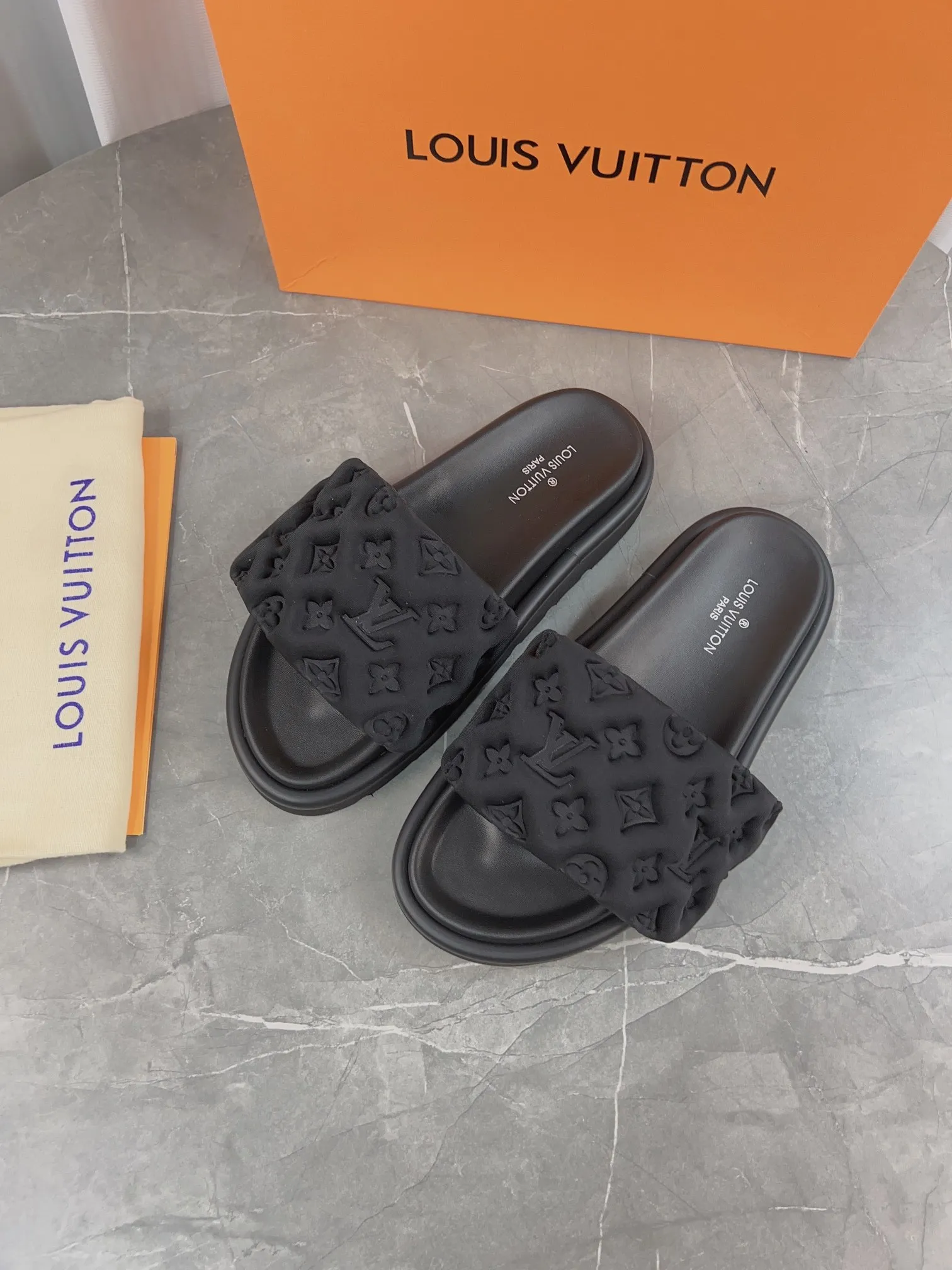 👟👟Ex-factory price 360👟👟 Women's Shoes Women's Clothing LV Donkey Brand L Home 2023 Hot Style Embossed Logo Embossed Sandals This Pool Pillow Comfort flat sandals are made of technical fabrics and use high-frequency embossing technology to reinterpret the Monogram pattern. Soft padded upper with adjustable Velcro, comfortable and tough insole adds harmonious color ▪️Fabric: Original customized technical fabric ▪️Lining: soft sheepskin lining ▪️Sole: Original open-molded rubber foam outsole Color: sky blue. Yellow. Black ▪️Size: 35-45